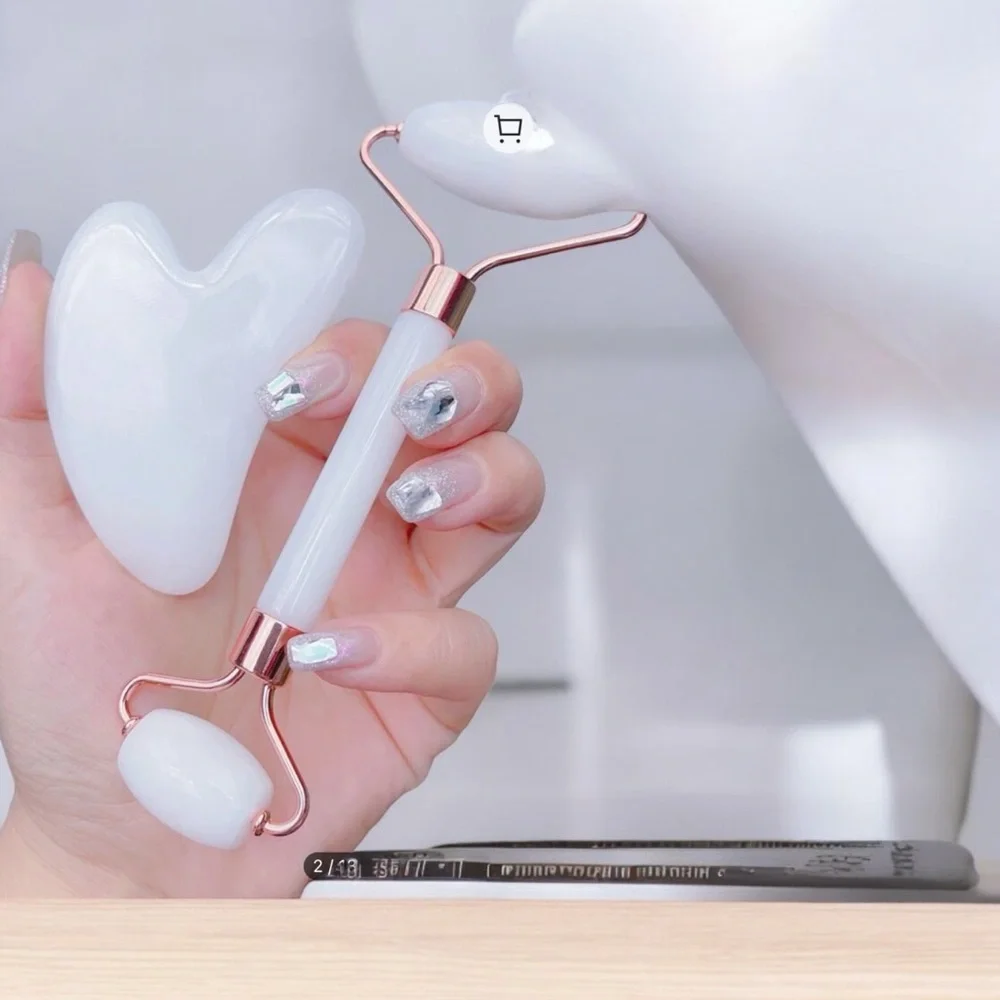 New facial beauty massage tool set, includes roller massager and scraping plate